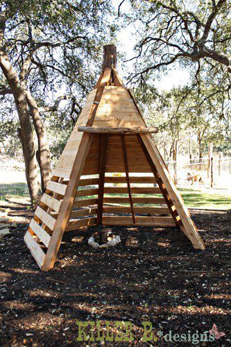 Build a Teepee Playhouse From Pallets: These 12 DIY Outdoor Pallet Furniture Ideas will add some flare to your outdoor space and save you money. Garden Pallet Decorations, Outdoor Pallet Furniture, Wooden Teepee, Pallet Furniture Ideas, Outdoor Pallet, Pallet Furniture Designs, The Saw, Recycled Pallet, Pallet Creations