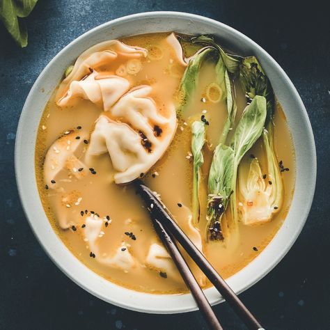 Wonton Soup (Ready in 20 Minutes) Creamy Wonton Soup, Mini Wonton Soup Recipe, Veggie Wonton Soup, Wonton Recipes Soup, Wonton Soup Recipes, Wonton Soup Easy, Steamed Wontons, Frozen Wontons, Won Ton Soup