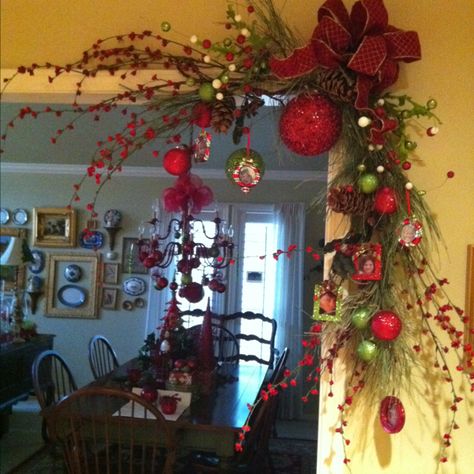 Door frame decoration - well done! Corner Deco, Christmas Tablescape, Indoor Christmas, Primitive Christmas, Christmas 2015, Christmas Decorating Ideas, Noel Christmas, Christmas Deco, Xmas Crafts