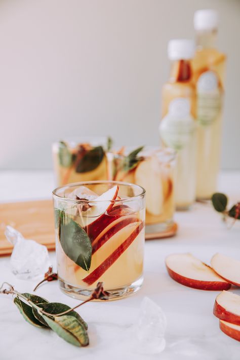 Kombucha Photography Styling, Gin Photography Styling, Good Mixed Alcoholic Drinks, Kombucha Photography, Alcholic Drink Aesthetic, Mixed Alcoholic Drinks, Kombucha Aesthetic, Simple Mixed Drinks, Pear Kombucha