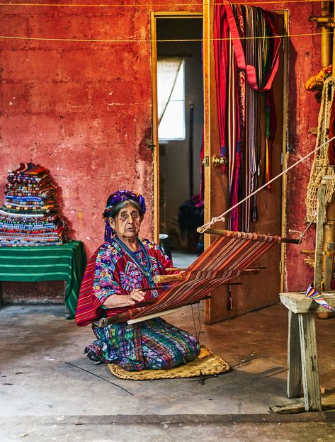 Guatemalan Paintings, Weaving Aesthetic, Guatemala Textiles, Guatemala Volcano, Guatemalan Culture, Guatemalan Weaving, Guatemalan Clothing, Guatemala Women, Prison Drawings