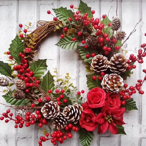 Red Roses Christmas Wreath, Winter Wreath, Holiday Gift Christmas Door Decorating Contest School, Door Ideas For Classroom, Christmas Reef, Christmas Wreath Designs, Natural Christmas Wreaths, Grapevine Christmas, Pink Christmas Wreath, Christmas Door Decorating Contest, Red Christmas Wreath