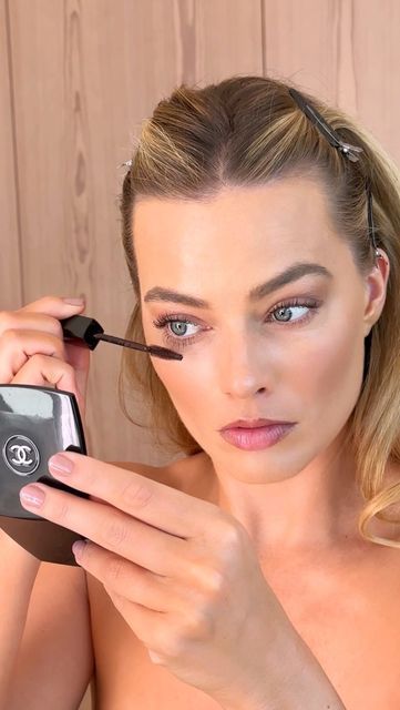 pati dubroff on Instagram: "This Barbie is soft and glowing #margotrobbie #goldenglobes Brown mascara, warm velvety skin and the softest touch of pinky beige @chanel.beauty @welovecoco #workingwithchanel #welovecoco" Beige Instagram, Pinky Beige, Brown Mascara, Chanel Beauty, Margot Robbie, Branding Photos, Golden Globes, Photo Sessions, Coco