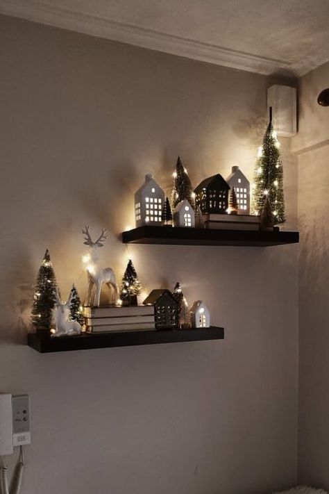 30 Creative & Simple Christmas Decor Ideas for Every Room in Your Home 2024 Shelf Christmas Decor Ideas, Floating Shelf Christmas Decor, Cozy Christmas Home Decor, Christmas Shelf Ideas, White Christmas Decor Diy, Christmas Shelf Styling, Christmas Shelf Decor Ideas, Diy Christmas Mantel Decor, Shelf Decor Christmas