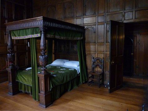 Green drapes, Harry Potter bed frame. <3 Slytherin Bedroom, Slytherin Room, Slytherin Common Room, Harry Potter Bedroom, Slytherin House, Four Poster Bed, Harry Potter Room, Common Room, Canopy Design