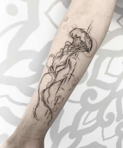 Whole Wrist Tattoos, Jellyfish Wrapped Around Arm Tattoo, Jellyfish Tattoo Forearm, Jellyfish Shoulder Tattoo, Jellyfish Tattoo Arm, Jellyfish Tattoo Back, Jellyfish Leg Tattoo, Jellyfish Back Tattoo, Tattoo Ideas Jellyfish