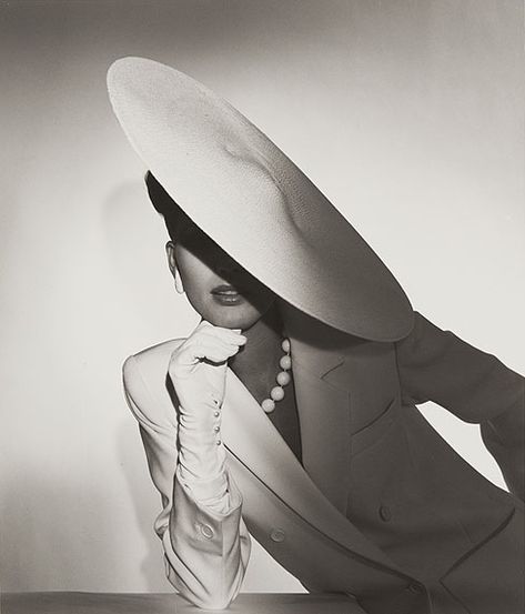 ICONS OF FASHION AND BEAUTY: Horst P. Horst Study in Ivory. Topi Vintage, Horst P Horst, Glamour Vintage, Look Retro, Retro Mode, Wearing A Hat, Moda Vintage, Beautiful Hats, Look Vintage