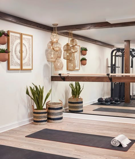 Home Pilates Room, Home Gym Yoga Room, Wellness Room At Home, Small Gym Room, Home Pilates Studio, Pilates Room, Modern Home Gym, Mediterranean Living Rooms, Home Yoga Room