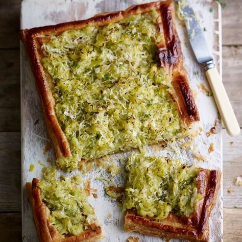 Leek Tart, Gaps Recipes, Leek Recipes, Thyme Recipes, Winter Cooking, Cheese Tarts, Eat Seasonal, Tart Recipes, Puff Pastry