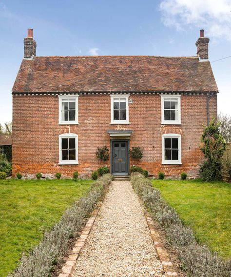 A neglected Georgian cottage is now picture perfect — Homes & Antiques Georgian Farmhouse Interiors, Small Georgian Homes, Georgian House Exterior Uk, Georgian Style Homes Exterior Uk, Georgian House Interior, Georgian Porch, Georgian Sash Windows, Large Georgian Windows, Stone Georgian House