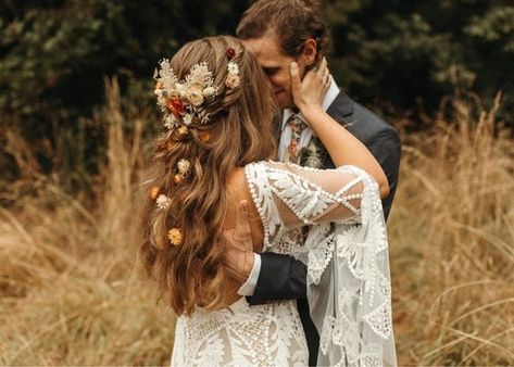 Bohieman Wedding Theme, Banksia Bouquet, Hippie Wedding Ideas, Fairy Wedding Hair, Flower Crown Wedding Hair, Wedding Hairstyles With Flowers, Boho Wedding Headpiece, Midsummer Wedding, White Pampas