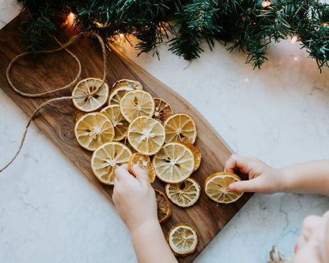 Lemon Ornament Diy, Dried Lemon Slices Garland, Diy Lemon Garland, Lemon Christmas Decorations, Lemon Themed Christmas Tree, Dried Lemon Decor, Dried Lemons Decoration, Dried Lemon Decoration, Lemon Garland Decor