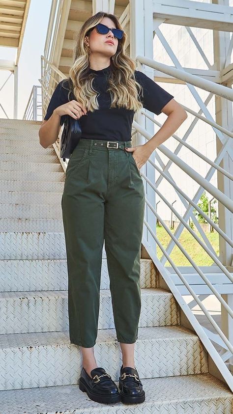 Chunky Sandals Work Outfit, Stylish Work Attire Summer, Green Pants Fit, Summer Office Outfits Work Chic, Interview Outfit Women Summer, Bank Teller Outfit, Simple Office Outfit, Easy Chic, Business Casual Outfits For Work