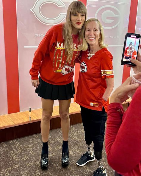 Chiefs Win, Taylor Swift Games, Travis Taylor, Taylor Swift Street Style, Taylor Outfits, Chiefs Game, Taylor Swift Fan Club, Taylor Swift New, The Chiefs