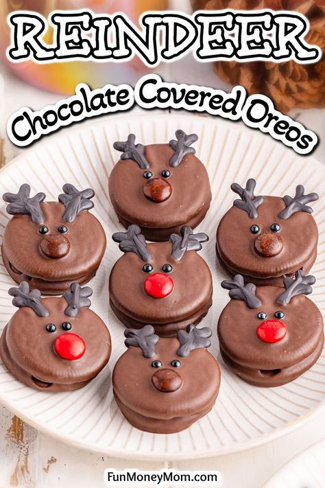 These adorable Oreo Reindeer Cookies are an easy holiday treat that are as fun to make as they are to eat. These chocolate reindeer are guaranteed to be the cutest mini dessert on the cookie tray! Holiday Cookie Charcuterie Board, Christmas Sweets For Kids, White Chocolate Dipped Oreos Christmas, No Bake Xmas Treats, Reindeer Cookies With Pretzels, Christmas Cookies With Marshmallows, Disney Christmas Desserts, Christmas Cookies Recipes Holiday Xmas, Xmas Baking Ideas Holiday Treats