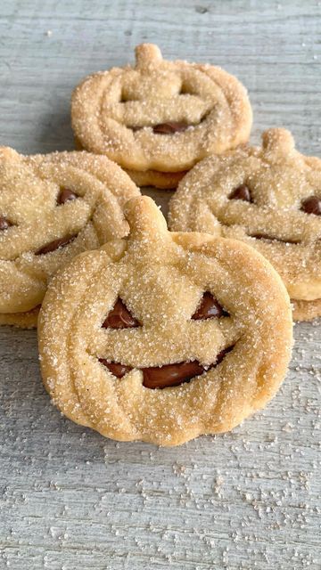 Fitwaffle Kitchen | Eloise on Instagram: "NUTELLA STUFFED HALLOWEEN COOKIE SANDWICHES 😍 These little pumpkin cookies are so soft and delicious! They’re stuffed with Nutella and coated in sweet cinnamon sugar 🤤 Quick and easy to make and perfect for Halloween 🎃 Sound on for full instructions 🔉 All you need is: For the shortbread: 110g salted butter, softened 60g granulated sugar 165g plain flour For the topping: 10g melted butter (approx) 2 tbsp granulated sugar 1 tsp cinnamon Filling: 1 Nutella Stuffed Halloween Cookies, Halloween Butter Cookies, Nutella Pumpkin Cookies, Pumpkin Cookie Sandwich, Halloween Shortbread, Fitwaffle Kitchen, Cinnamon Shortbread, Pretty Sweets, Cinnamon Filling