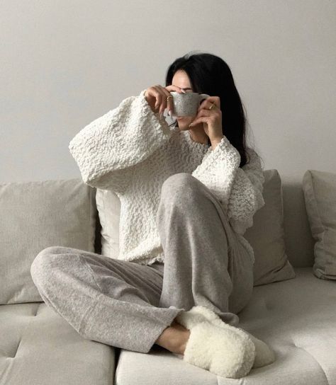 Cozy Winter Aesthetic Outfits, Loungewear Photography, Aesthetic 2025, Winter Homewear, Athleisure Mom, Comfy Winter, Loungewear Outfits, Winter Photoshoot, Cozy Loungewear