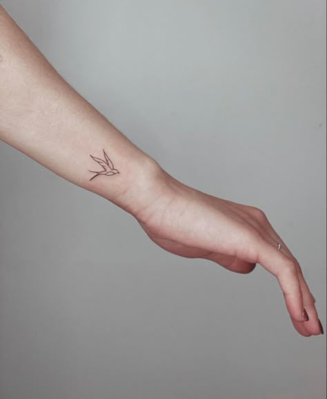 Robin Tattoo Minimalist, Small Mockingbird Tattoo, Minimalistic Wrist Tattoo, Golondrinas Tattoo Mujer, Small Sparrow Tattoo For Women, Wrist Small Tattoos For Women, Minimalist Tattoo Bird, Jaybird Tattoo, Outside Wrist Tattoos For Women