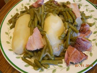 Ham & Green Beans & Pa. Dutch Favorite One Pot Meal.  This is a harder one to do low carb. Skip the potatoes.....maybe parsnips? Ham Green Beans Potatoes, Ham And Potatoes, Ham And Green Beans, Canned Green Beans, Ham And Cabbage, Green Beans Soup, Pennsylvania Dutch Recipes, Beans In Crockpot, Ham Potato