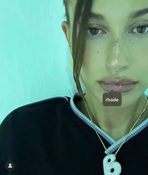 B Necklace, Hailey Rhode Baldwin, Bottega Veneta Pouch, Big Nose Beauty, Expensive Makeup, Hailey Baldwin Style, Justin Hailey, Celeb Fashion, Seamless Transition