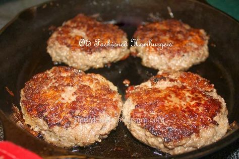 Fleur de Lolly: Old Fashioned Hamburgers (with secret ingredient: grated potato!) Old Fashioned Hamburgers, Dutch Oven Recipes Cast Iron, Hamburgers Grilled, Red Skin Potatoes, Instant Potatoes, Iron Skillet Recipes, Shredded Potatoes, Grated Potato, Dutch Oven Cooking