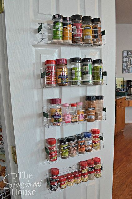 Easy $1 DIY Spice Racks made from dollar store cooling racks (she bent them i half, and attached them to the door!!!) Modern Vintage Homes, Diy Spice Rack, Diy Home Decor For Apartments, Diy Spices, Cooling Racks, Kitchen Organization Diy, Spice Racks, Storage Tips, Pantry Door