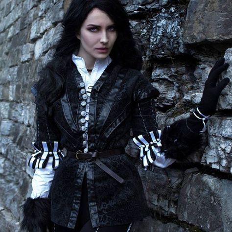 Best range of witcher 3 cosplays from a single person - Imgur Yennefer Witcher, Yennefer Cosplay, The Witcher Wild Hunt, Witcher Art, Yennefer Of Vengerberg, Female Armor, Witcher 3 Wild Hunt, Black Velvet Choker, Witcher 3