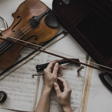 Jem Carstairs, Kubo And The Two Strings, Maxon Schreave, Playing Violin, Violin Music, The Infernal Devices, Dark Academia Aesthetic, Music Aesthetic, Cassandra Clare