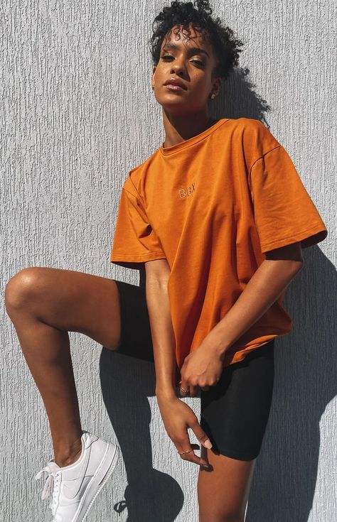 Oversized T Shirt Shorts, Big Tee Shirt Outfits, Baggy Shirt Outfit Oversized Tee, Orange T Shirt Outfit, Orange Tshirt Outfits, Oversized Graphic Tee Outfits, Orange Oversized Shirt, Trends For Summer 2023, Orange Graphic Tee