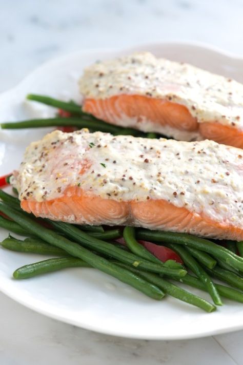 SALMON: Sour Cream Baked Salmon Wild Salmon Recipe, Baked Salmon Recipe, Easy Salmon Recipes, Easy Baked Salmon, Baked Salmon Recipes, Cooking Salmon, Salmon Recipe, Carne Asada, Baked Salmon