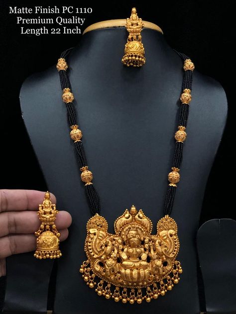 Temple Jewellery Earrings, Neck Pieces Jewelry, Antique Necklaces Design, Black Beads Mangalsutra Design, New Gold Jewellery Designs, Antique Gold Jewelry Indian, Gold Mangalsutra Designs, Pearl Necklace Designs, Gold Bridal Jewellery Sets