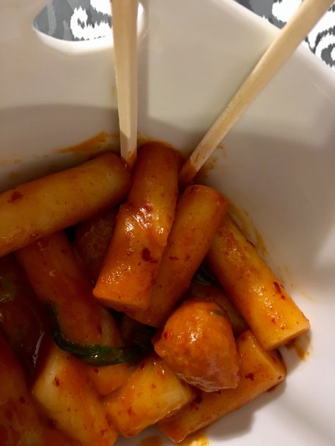 Hot and spicy rice cake (Tteokbokki) recipe - Maangchi.com Spicy Rice Cake, Tteokbokki Recipe, Spicy Rice, Hot And Spicy, K Food, Makanan Diet, Food Drink Photography, Food Drinks Dessert, Food Goals