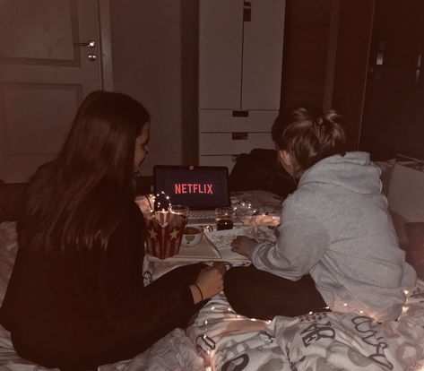 Netflix and chill Movie Couch, Besties Pictures, Movie Night For Kids, Harley And Joker Love, Girls Cuddling, Top Tv Shows, Iptv Subscription, Tv Documentary, Netflix And Chill