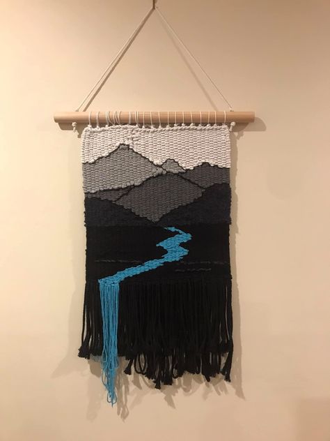 Mountain Tapestry Weaving, Mountain Weaving Wall Hangings, Landscape Tapestry Weaving, Weaving Tapestry Patterns, Weaved Tapestry, Tapestry Weaving Ideas, Diy Wall Hanging Yarn, Small Weaving, Tapestry Loom Weaving