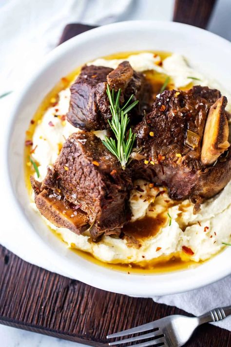 These fall-off-the-bone tender Keto Short Ribs are one of my family’s absolute favorites! They are full of flavor with a punch of rosemary that makes them just perfect. This dish tastes like it came from a restaurant, but it’s so simple to make right at home. (Plus, the whole recipe comes together right in one pan - or you can make them in your slow cooker.) This rich low-carb meal is sure to become an instant classic with the entire family. Keto Short Ribs, Keto Creamed Spinach, Keto Mashed Cauliflower, Keto Comfort Food, Keto Beef Recipes, Short Rib, Braised Short Ribs, Comfort Food Southern, Comfort Food Recipes