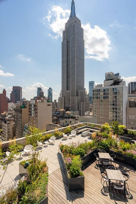 Rooftop Grass Garden, Apartment Rooftop Garden, Landscape Design Rooftop, Bar Rooftop Design, Hotel Outdoor Design, Rooftop Workspace, Roof Garden Design Rooftop Terrace, Rooftop Landscape Design, Public Rooftop