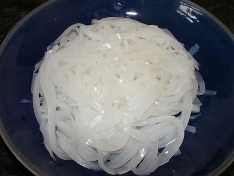 Liang fen 涼粉 is a jelly noodles made with starch and water. Starch and water is cooked to a thick custard, set and chilled.  It is then cut... Jelly Noodles, Mung Bean Noodles, Clear Noodles, How To Make Noodles, Water Noodles, Chinese Salad, Veg Protein, Bean Noodles, Food Easy Recipes