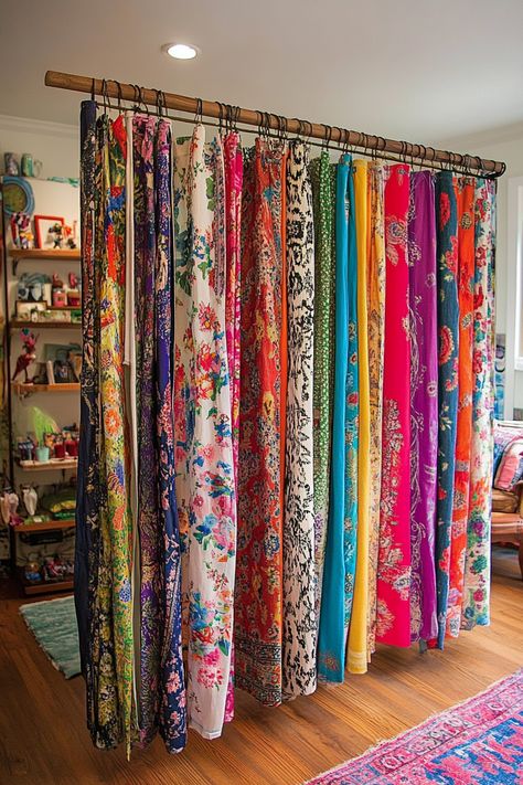 Cute Room Divider, Diy Curtain Wall Divider, Diy Privacy Curtain, Bedroom Divider Curtain, Diy Closet Curtain Ideas, Closet Curtains Ideas, Boho Room Divider Ideas, Diy Boho Curtains Bedroom, Diy Room Screen