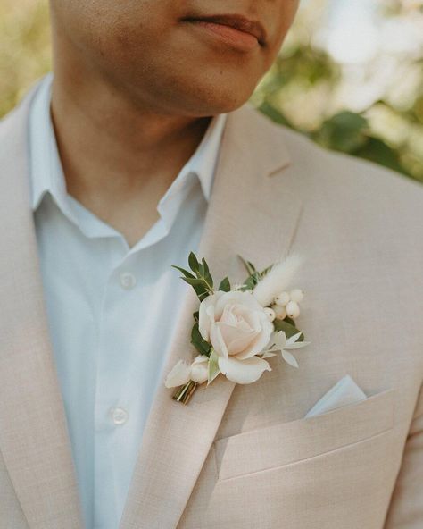 Peach Boutonniere, Blush Garden Wedding, Champagne Wedding Flowers, Boutineer Wedding, Suit Groomsmen, Pink Boutonniere, Buttonhole Flowers, Simple Wedding Bouquets, Late Summer Wedding