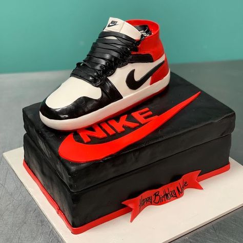 Elira Marcelin on Instagram: "Jordan Cake!! #jordancake #shoecake #shoeboxcake #jordanshoecake #jordanshoeboxcake" Air Jordan Cake, Sweet 16 For Boys, Jordan Tennis Shoes, Shoe Box Cake, Jordan Cake, Cool Nike Shoes, Jordan Shoes Wallpaper, Birthday Sheet Cakes, Shoe Cake