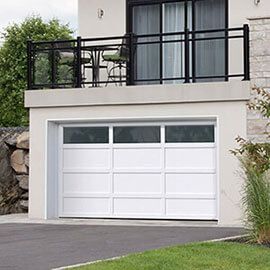 GARAGA Contemporary Garage Doors: Perfectly Modern Modern Garage Door Styles, Garage Doors White, Clear Garage Doors, Sunny Decor, Garage Door Lights, Black Garage Doors, White Garage Doors, Contemporary Garage Doors, Contemporary Garage