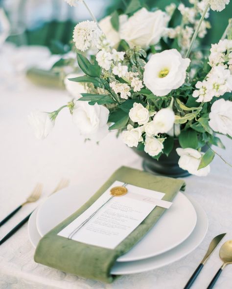 Green Linen Napkins Wedding, Green Napkins Wedding Place Settings, Green Napkin Table Setting, Green Napkins Wedding, Napkins Wedding Table, Round Table Settings, Wedding Plate Setting, Green Table Settings, Linen And Velvet