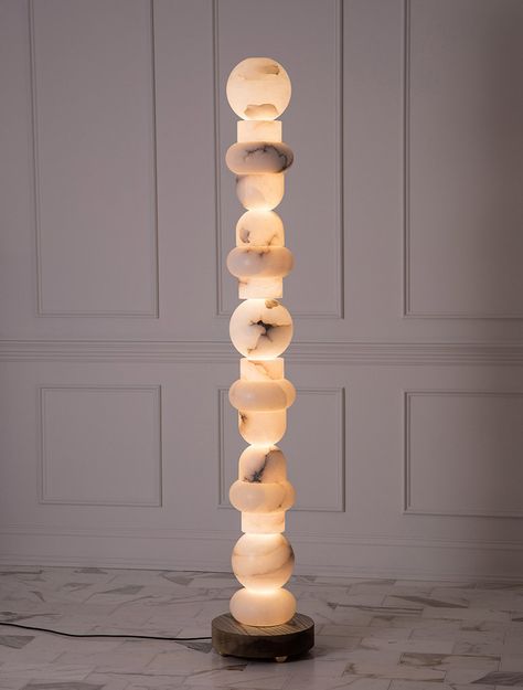 Allied Maker reveals a series of three large totem luminaires in stone, glass, and wood. Crazy Lamps, Luxurious Lamp, Lakehouse Design, Allied Maker, Marble Products, Art Deco Floor Lamp, Diy Lampe, Alabaster Stone, Patricia Urquiola