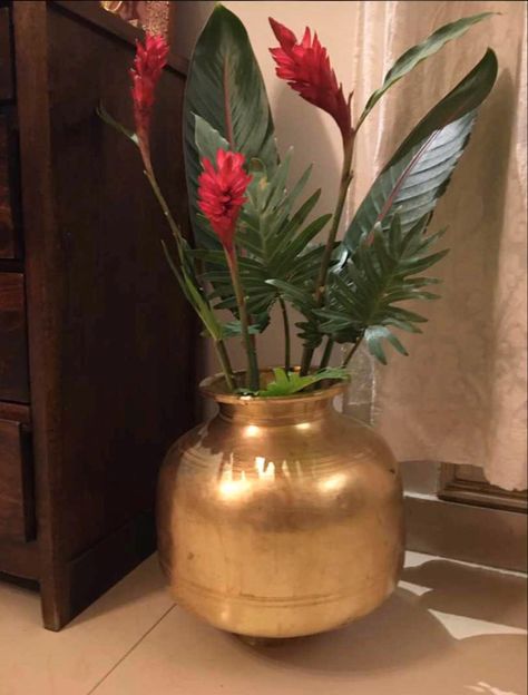 Brass Planters Ideas, Branches With Flowers, Vintage Vessel, Home Flower Decor, Brass Decoration, Vintage Brass Decor, Home Decor Indian, Sacred Lotus, India Home Decor