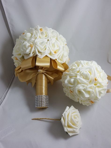 Gold Flowers Bouquet, Bouquet Ball, Ivory Wedding Bouquet, Prom Props, Bridal Bouquet Styles, Homecoming Flowers, Nikah Decor, Prom Corsages, Ivory Bouquet Wedding