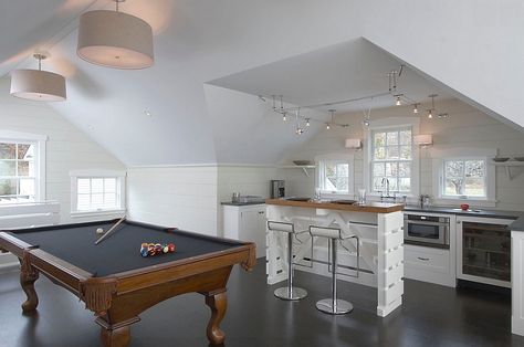 The attic game space encourages you to do so in a pleasing vogue. Description from dailyhomedecorideas.com. I searched for this on bing.com/images Games Room Ideas, Attic Game Room, Teen Game Rooms, Modern Media Room, Modern Kitchen Bar, Room Above Garage, Modern Family Rooms, Attic Design, Attic Renovation