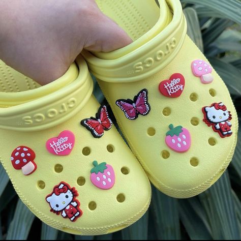 Croc Jibbitz Ideas, Fruit Butterfly, Hello Kitty Crocs, Jibbitz Ideas, Cool Crocs, Crocs With Jibbitz, Crocs Aesthetic, Crocs With Charms, Purple Crocs