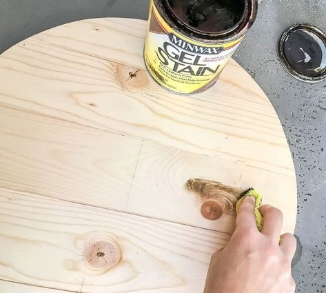 Looking for a beginner friendly wood working project? Then this easy DIY circular serving tray is the perfect project for you! The best part is it’s super budget savvy to make. I see you, you with the itch to make something amazing but not quite sure where to start. Maybe you don’t have all the fancy tools yet but you are ready to start creating! If that sounds like you then you have come to the right place! If you do have the fancy tools but just want a cool project then this is the r… Diy Serving Tray Ideas, Serving Board Diy, Diy Serving Tray, Wood Platter, Farmhouse Tray, Orac Decor, Diy Tray, Vintage Stool, Round Tray