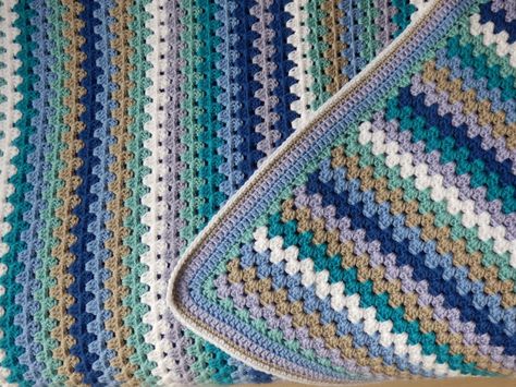 Een rand rond een granny stripe deken haken. Tutorial Plaid Haken, Crochet Blanket Border, Granny Stripe, Striped Baby Blanket, Manta Crochet, Crochet Borders, Crochet Edging, Cute Crochet, Diy Crochet