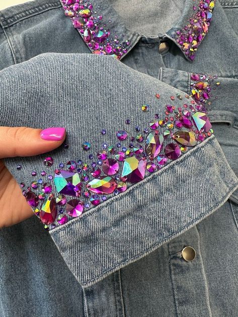 Bedazzled Blazer Diy, Denim Jacket Craft Ideas, Bedazzled Jacket Diy, Diy Clothes Design Dresses, Bejeweled Jean Jacket, Jean Jacket Decorating Ideas, Diy Bedazzled Jean Jacket, Jean Jackets Diy, Fashion2024 Trends